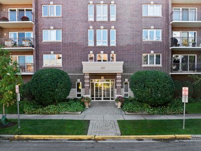 405 - 1327 Brown Street, Condo with 1 bedrooms, 1 bathrooms and 1 parking in Des Plaines IL | Image 2