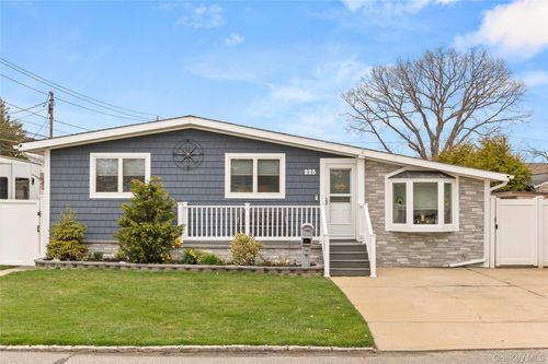 225 Montgomery Ave, West Babylon, NY, 11704-4827 | Card Image