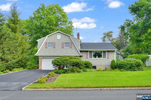 2 Clover Ct, Montvale, NJ, 07645-1304 | Card Image