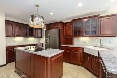 2377 Williamstown Ct, Bloomfield Hills, MI, 48304-1453 | Card Image