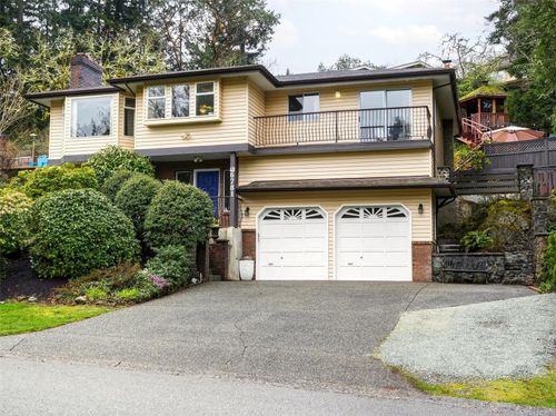 6781 Amwell Dr, Brentwood Bay, BC, V8M1A1 | Card Image