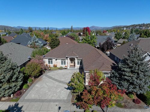 869 St Andrews Way, Eagle Point, OR, 97524-9027 | Card Image