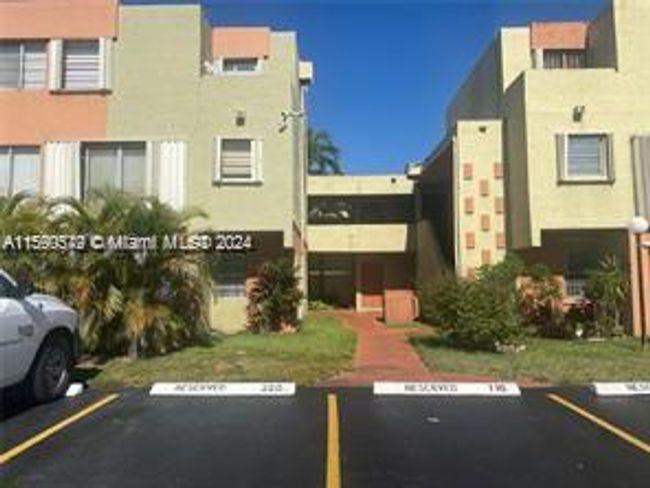 112D - 9321 Sw 4th St, Condo with 2 bedrooms, 1 bathrooms and null parking in Miami FL | Image 2