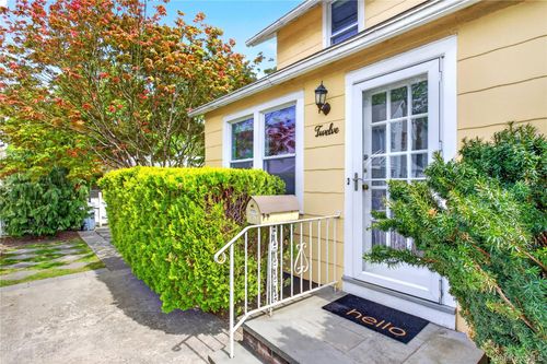 12 Smull Pl, Port Washington, NY, 11050-2213 | Card Image