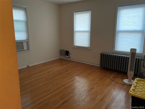 7 N Maryland Ave, Port Washington, NY, 11050-2906 | Card Image