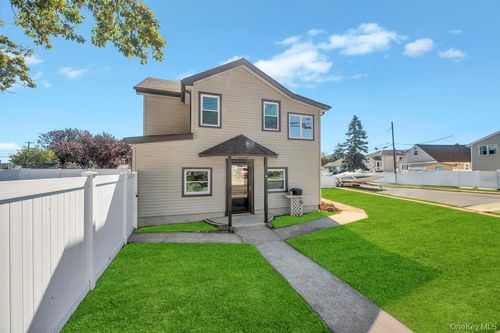 4 W Lido Promenade, Lindenhurst, NY, 11757-6608 | Card Image