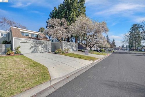 7551 Maywood Dr, Pleasanton, CA, 94588-3749 | Card Image