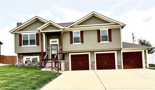 1212 Viola St, Smithville, MO, 64089-9166 | Card Image