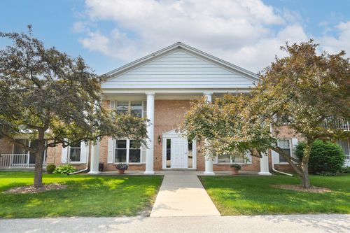 945 W Heritage Ct, Mequon, WI, 53092-6084 | Card Image