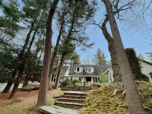 8 Woodstock Ct, Oyster Bay, NY, 11771-4607 | Card Image
