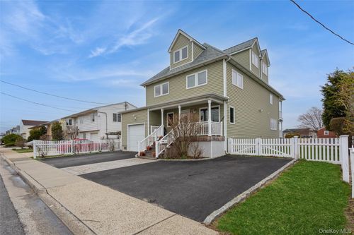 271 Arthur St, Freeport, NY, 11520-5609 | Card Image