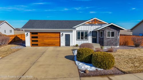 957 Eaton Dr, Dickinson, ND, 58601-3457 | Card Image