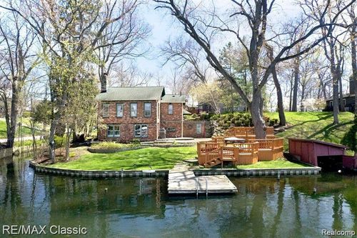 260 Oak Island Dr, Wolverine Lake, MI, 48390-2040 | Card Image