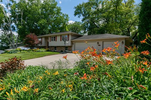6319 Dodds Dr, Bettendorf, IA, 52722-6548 | Card Image