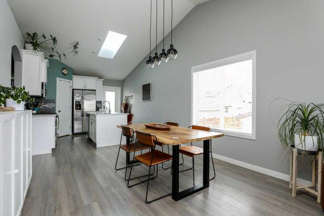 423 Mt Sundance Landing W, Home with 4 bedrooms, 3 bathrooms and 2 parking in Lethbridge AB | Image 4