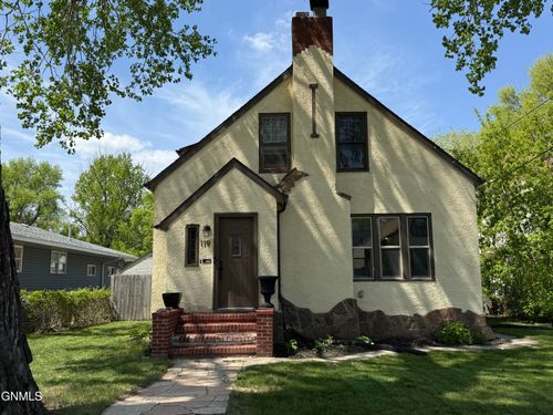 119 6th St Nw, Minot, ND, 58703-3028 | Card Image