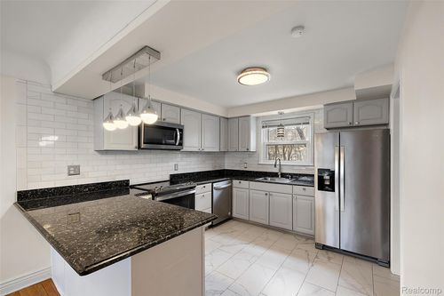 2046 Yorkshire Rd, Birmingham, MI, 48009-5916 | Card Image