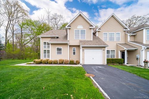 26 Halley Ct, Poughkeepsie, NY, 12601-1460 | Card Image