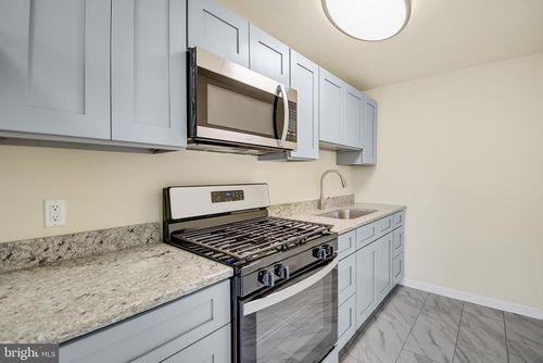 666 Rively Ave, GLENOLDEN, PA, 19036-1017 | Card Image