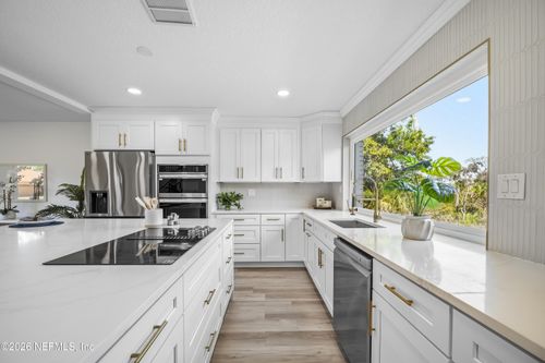 1811 Twelve Oaks Ln N, Neptune Beach, FL, 32266-3181 | Card Image