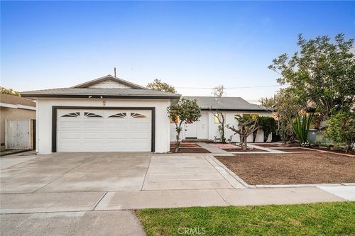 928 S Laurel St, Santa Ana, CA, 92704-2328 | Card Image