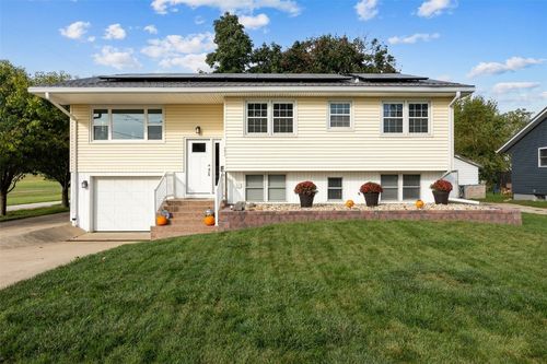 551 Vanderbilt St, Fairfax, IA, 52228-4711 | Card Image