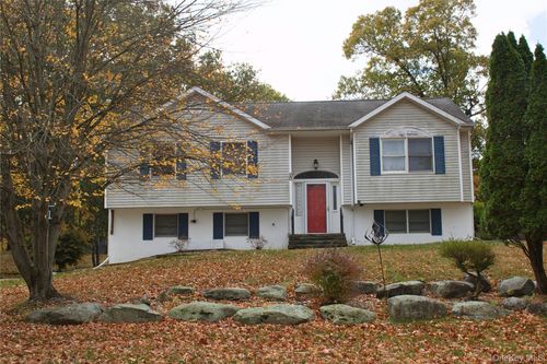 20 Chadsford Ln, Newburgh, NY, 12550-8727 | Card Image