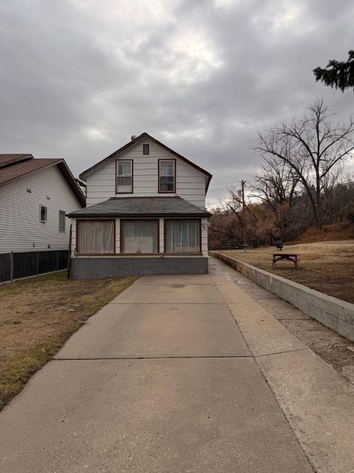 641 7 St Se, Medicine Hat, AB, T1A1K5 | Card Image