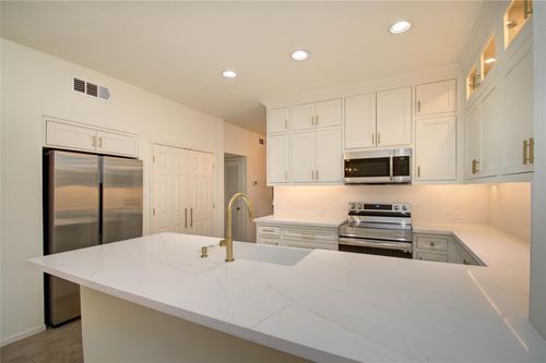 6 Town Oaks Pl, Bellaire, TX, 77401-4236 | Card Image