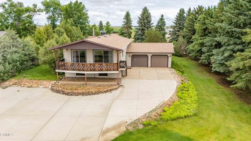 3030 Lakeview Dr, Dickinson, ND, 58601-7207 | Card Image