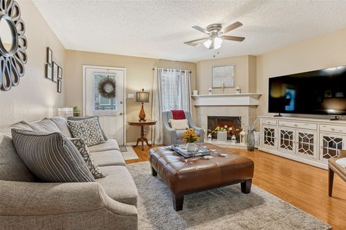 22 Abbey Rd, Euless, TX, 76039-4215 | Card Image