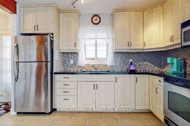 7 Greenhills Sq, House other with 3 bedrooms, 2 bathrooms and 4 parking in Brampton ON | Image 4