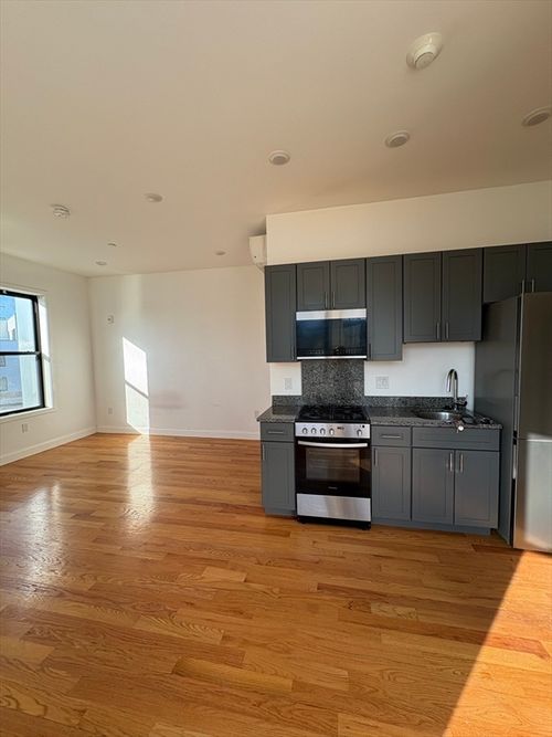 333-52 Washington Avenue, Chelsea, MA, 02150 | Card Image