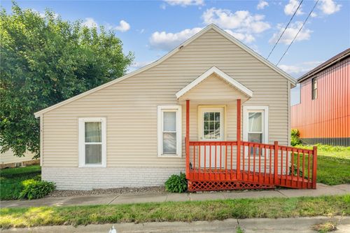 316 E Washington St, Center Point, IA, 52213-9630 | Card Image