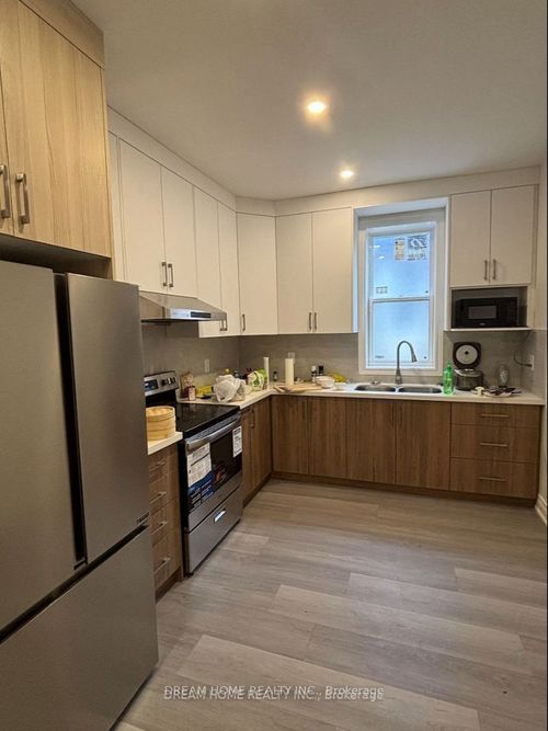 202-643 Bathurst St, Toronto, ON, M5S2R2 | Card Image