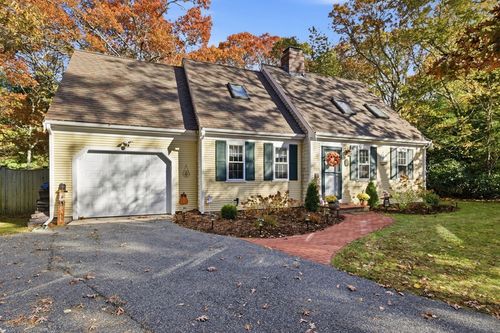 140 Wequaquet Ln, Centerville, MA, 02632-2563 | Card Image