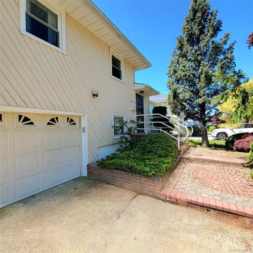 3914 Jerusalem Ave, Seaford, NY, 11783-1611 | Card Image