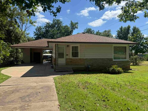 815 E 1st St, Eureka, KS, 67045-1923 | Card Image