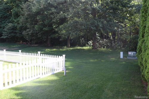 22795 Fawn Rd, Brownstown Twp, MI, 48183-1155 | Card Image