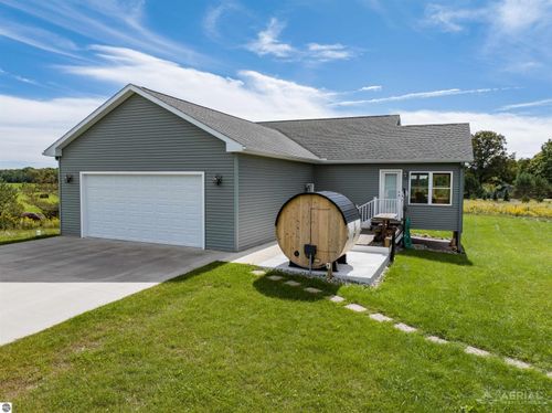 5700 Stillwagon Rd, Gladwin, MI, 48624-9026 | Card Image