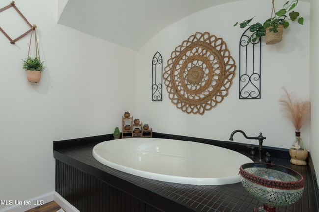 Upstairs Bathroom | Image 27