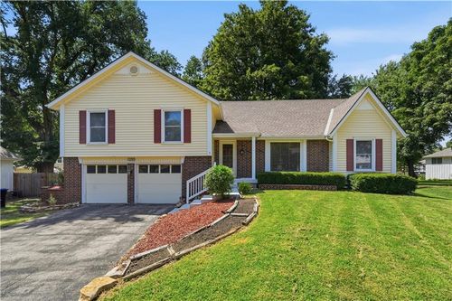 10230 Oakmont Cir, Lenexa, KS, 66215-1830 | Card Image