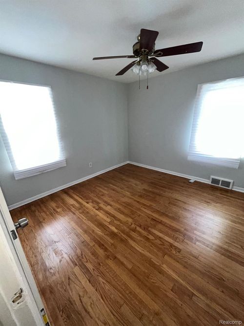 17076 Stricker Ave, Eastpointe, MI, 48021-3020 | Card Image