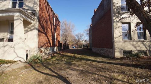 4157 Laclede Ave, Saint Louis, MO, 63108-2812 | Card Image