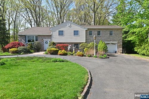 892 Manhattan Ave, Twp Washingtn, NJ, 07676-4744 | Card Image