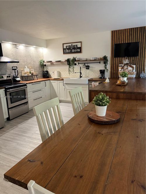 283-283 Woodland Rd, Palm Springs, FL, 33461-1057 | Card Image