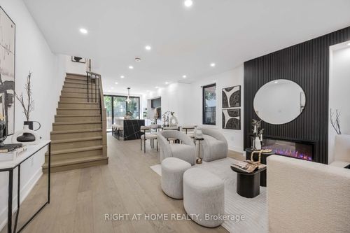 324 Lee Ave, Toronto, ON, M4E2P8 | Card Image