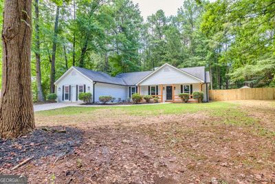 8852 Elon Trail, House other with 3 bedrooms, 2 bathrooms and null parking in Jonesboro GA | Image 2