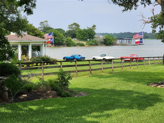 Exceptional lakefront views every day - you might even spot a Stingray! | Image 49