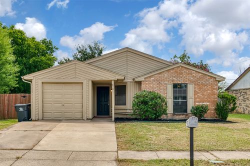 818 Edgemont Dr, Arlington, TX, 76017-6012 | Card Image